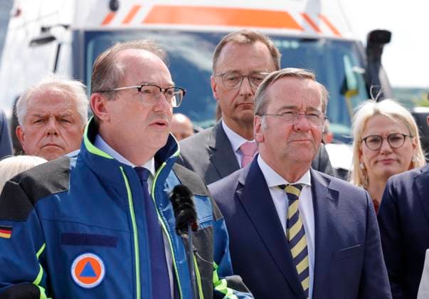 Bundesinnenminister Alexander Dobrindt, Bundesminister Boris Pistorius, Deutschland, Berlin,Bundesinnenminister Alexander Dobrindt stellt Pakt für den Bevölkerungsschutz vor und übergibt 13 Einsatzfahrzeuge für den Zivilschutz *** Federal Minister of the Interior Alexander Dobrindt, Federal Minister Boris Pistorius, Germany, Berlin,Federal Minister of the Interior Alexander Dobrindt presents civil protection pact and hands over 13 emergency vehicles for civil protection