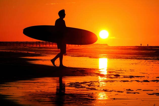 May 20, 2026, Isle Of Palms, Sc, United States: A surfer silhouetted by the sunrise carries his board out into deeper water on Front Beach, May 20, 2026 in Isle of Palms, South Carolina. Isle Of Palms United States  - ZUMAe02_ 20260520_zaf_e02_003 Copyright: xRichardxEllisx