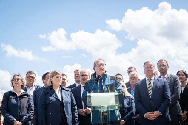 Bundesinnenminister Alexander Dobrindt (in Jacke des Zivilschutzes) und Verteidigungsminister Boris Pistorius vor dem Berliner Hauptbahnhof;Vorstellung Pakt für den Bevölkerungsschutz durch Bundesinnenminister und Verteidigungsminister mit Übergabe von 13 Einsatzfahrzeugen an den Zivilschutz, Berlin Berlin Deutschland Hauptbahnhof, Washingtonplatz *** Federal Interior Minister Alexander Dobrindt in civil defense jacket and Defense Minister Boris Pistorius in front of Berlin Central Station Presentation of the Civil Protection Pact by Federal Interior Minister and Defense Minister with handover of 13 emergency vehicles to the Civil Defense, Berlin Berlin Germany Central Station, Washingtonplatz