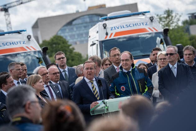 Bundesinnenminister Alexander Dobrindt (in Jacke des Zivilschutzes) und Verteidigungsminister Boris Pistorius vor dem Berliner Hauptbahnhof;Vorstellung Pakt für den Bevölkerungsschutz durch Bundesinnenminister und Verteidigungsminister mit Übergabe von 13 Einsatzfahrzeugen an den Zivilschutz, Berlin Berlin Deutschland Hauptbahnhof, Washingtonplatz *** Federal Interior Minister Alexander Dobrindt in civil defense jacket and Defense Minister Boris Pistorius in front of Berlin Central Station Presentation of the Civil Protection Pact by Federal Interior Minister and Defense Minister with handover of 13 emergency vehicles to civil defense, Berlin Berlin Germany Central Station, Washingtonplatz