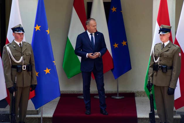 PM Peter Magyar meets PM Tusk in Warsaw - 20 May 2026 Prime minister Donald Tusk (R) awaits for the arrival of the Hungarian Prime Minister Péter Magyar (not in view) in Warsaw. Hungarian Prime Minister, Péter Magyar arrived in Poland for the first official foreign visit since he took the office, signaling a strategic priority for Budapest s new administration. The high-level bilateral talks between the Polish and Hungarian Prime Ministers focused on strengthening regional cooperation and aligning national interests within the European Union. Key agenda items included critical international developments, European security frameworks, and joint defense initiatives amid evolving geopolitical challenges in Central and Eastern Europe. Warsaw P Copyright: xAttilaxHusejnowx xSOPAxImagesx AHUSEJNOW_9700