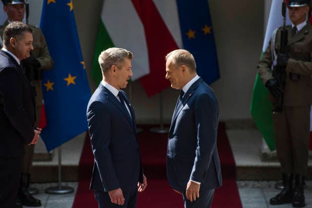 PM Peter Magyar meets PM Tusk in Warsaw - 20 May 2026 Prime minister Donald Tusk (R) welcomes the Hungarian Prime Minister Péter Magyar (L) in Warsaw, Poland. Hungarian Prime Minister, Péter Magyar arrived in Poland for the first official foreign visit since he took the office, signaling a strategic priority for Budapest s new administration. The high-level bilateral talks between the Polish and Hungarian Prime Ministers focused on strengthening regional cooperation and aligning national interests within the European Union. Key agenda items included critical international developments, European security frameworks, and joint defense initiatives amid evolving geopolitical challenges in Central and Eastern Europe. Warsaw Poland Copyright: xAttilaxHusejnowx xSOPAxImagesx AHUSEJNOW_9709