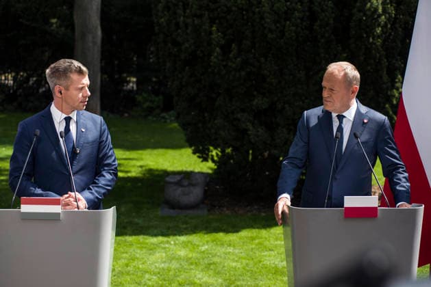 PM Peter Magyar meets PM Tusk in Warsaw - 20 May 2026 Hungary s Prime Minister Péter Magyar (L) and PM Donald Tusk (R) speak at a press conference in Warsaw. Hungarian Prime Minister, Péter Magyar arrived in Poland for the first official foreign visit since he took the office, signaling a strategic priority for Budapest s new administration. The high-level bilateral talks between the Polish and Hungarian Prime Ministers focused on strengthening regional cooperation and aligning national interests within the European Union. Key agenda items included critical international developments, European security frameworks, and joint defense initiatives amid evolving geopolitical challenges in Central and Eastern Europe. Warsaw Poland Copyright: xAttilaxHusejnowx xSOPAxImagesx AHUSEJNOW_9712