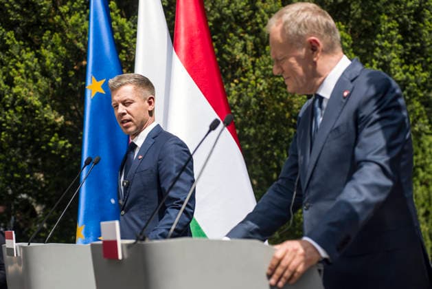 PM Peter Magyar meets PM Tusk in Warsaw - 20 May 2026 Hungary s Prime Minister Péter Magyar (L) and PM Donald Tusk (R) speak at a press conference in Warsaw. Hungarian Prime Minister, Péter Magyar arrived in Poland for the first official foreign visit since he took the office, signaling a strategic priority for Budapest s new administration. The high-level bilateral talks between the Polish and Hungarian Prime Ministers focused on strengthening regional cooperation and aligning national interests within the European Union. Key agenda items included critical international developments, European security frameworks, and joint defense initiatives amid evolving geopolitical challenges in Central and Eastern Europe. Warsaw Poland Copyright: xAttilaxHusejnowx xSOPAxImagesx AHUSEJNOW_9715