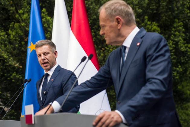 PM Peter Magyar meets PM Tusk in Warsaw - 20 May 2026 Hungary s Prime Minister Péter Magyar (L) and PM Donald Tusk (R) speak at a press conference in Warsaw. Hungarian Prime Minister, Péter Magyar arrived in Poland for the first official foreign visit since he took the office, signaling a strategic priority for Budapest s new administration. The high-level bilateral talks between the Polish and Hungarian Prime Ministers focused on strengthening regional cooperation and aligning national interests within the European Union. Key agenda items included critical international developments, European security frameworks, and joint defense initiatives amid evolving geopolitical challenges in Central and Eastern Europe. Warsaw Poland Copyright: xAttilaxHusejnowx xSOPAxImagesx AHUSEJNOW_9716