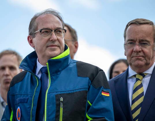 Bundesinnenminister Alexander Dobrindt stellt Pakt fuer den Bevoelkerungsschutz vor und uebergibt 13 Einsatzfahrzeuge fuer den Zivilschutz am Washingtonplatz in Berlin, 20.05.2026. Berlin Deutschland *** Federal Minister of the Interior Alexander Dobrindt presents pact for population protection and hands over 13 emergency vehicles for civil defense at Washingtonplatz in Berlin, 20 05 2026 Berlin Germany Copyright: xYonaxElsnerx