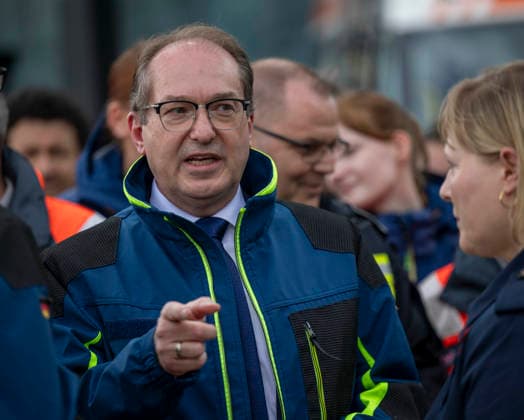 Bundesinnenminister Alexander Dobrindt stellt Pakt fuer den Bevoelkerungsschutz vor und uebergibt 13 Einsatzfahrzeuge fuer den Zivilschutz am Washingtonplatz in Berlin, 20.05.2026. Berlin Deutschland *** Federal Minister of the Interior Alexander Dobrindt presents pact for population protection and hands over 13 emergency vehicles for civil defense at Washingtonplatz in Berlin, 20 05 2026 Berlin Germany Copyright: xYonaxElsnerx