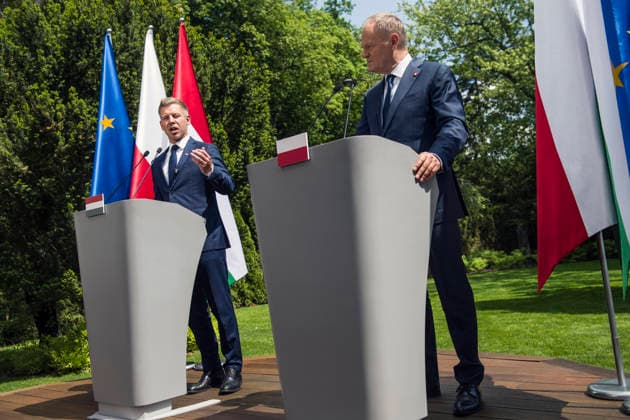 PM Peter Magyar meets PM Tusk in Warsaw - 20 May 2026 Hungary s Prime Minister Péter Magyar (L) and PM Donald Tusk (R) speak at a press conference in Warsaw. Hungarian Prime Minister, Péter Magyar arrived in Poland for the first official foreign visit since he took the office, signaling a strategic priority for Budapest s new administration. The high-level bilateral talks between the Polish and Hungarian Prime Ministers focused on strengthening regional cooperation and aligning national interests within the European Union. Key agenda items included critical international developments, European security frameworks, and joint defense initiatives amid evolving geopolitical challenges in Central and Eastern Europe. Warsaw Poland Copyright: xAttilaxHusejnowx xSOPAxImagesx AHUSEJNOW_9724