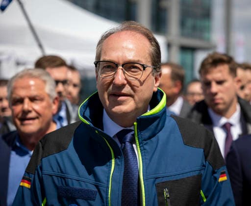 Bundesinnenminister Alexander Dobrindt stellt Pakt fuer den Bevoelkerungsschutz vor und uebergibt 13 Einsatzfahrzeuge fuer den Zivilschutz am Washingtonplatz in Berlin, 20.05.2026. Berlin Deutschland *** Federal Minister of the Interior Alexander Dobrindt presents pact for population protection and hands over 13 emergency vehicles for civil defense at Washingtonplatz in Berlin, 20 05 2026 Berlin Germany Copyright: xYonaxElsnerx