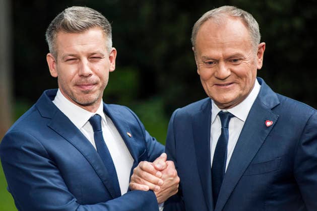 PM Peter Magyar meets PM Tusk in Warsaw - 20 May 2026 Hungary s Prime Minister Péter Magyar (L) and PM Donald Tusk (R) shake hands at a press conference in Warsaw. Hungarian Prime Minister, Péter Magyar arrived in Poland for the first official foreign visit since he took the office, signaling a strategic priority for Budapest s new administration. The high-level bilateral talks between the Polish and Hungarian Prime Ministers focused on strengthening regional cooperation and aligning national interests within the European Union. Key agenda items included critical international developments, European security frameworks, and joint defense initiatives amid evolving geopolitical challenges in Central and Eastern Europe. Warsaw Poland Copyright: xAttilaxHusejnowx xSOPAxImagesx AHUSEJNOW_9731