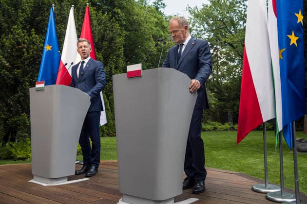 PM Peter Magyar meets PM Tusk in Warsaw - 20 May 2026 Hungary s Prime Minister Péter Magyar (L) and PM Donald Tusk (R) speak at a press conference in Warsaw. Hungarian Prime Minister, Péter Magyar arrived in Poland for the first official foreign visit since he took the office, signaling a strategic priority for Budapest s new administration. The high-level bilateral talks between the Polish and Hungarian Prime Ministers focused on strengthening regional cooperation and aligning national interests within the European Union. Key agenda items included critical international developments, European security frameworks, and joint defense initiatives amid evolving geopolitical challenges in Central and Eastern Europe. Warsaw Poland Copyright: xAttilaxHusejnowx xSOPAxImagesx AHUSEJNOW_9732