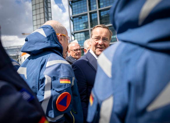 Bundesinnenminister Alexander Dobrindt stellt Pakt fuer den Bevoelkerungsschutz vor und uebergibt 13 Einsatzfahrzeuge fuer den Zivilschutz am Washingtonplatz in Berlin, 20.05.2026. Berlin Deutschland *** Federal Minister of the Interior Alexander Dobrindt presents pact for population protection and hands over 13 emergency vehicles for civil defense at Washingtonplatz in Berlin, 20 05 2026 Berlin Germany Copyright: xYonaxElsnerx