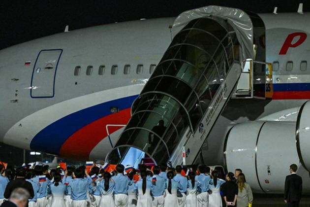CHINA, BEIJING - MAY 20, 2026: People hold Chinese and Russian flags during a ceremony marking the departure of Russia s President Putin at Beijing Capital International Airport (Shoudu). Putin s official visit marks 25 years since the 2001 Treaty of Good Neighbourliness and Friendly Cooperation between Russia and China. Alexander Kazakov Russian Presidential Press and Information Office TASS  92788454