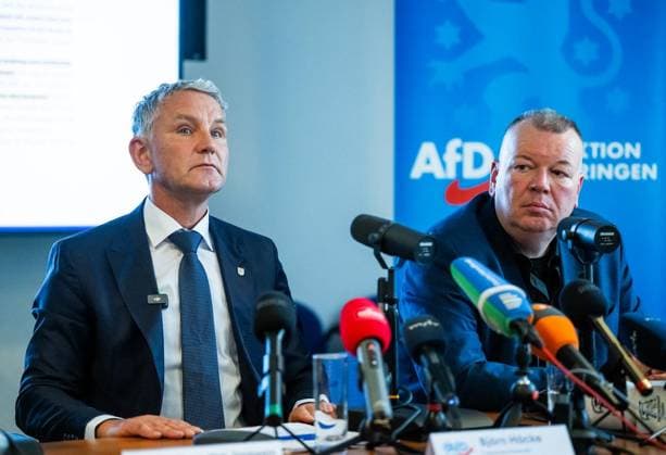 THÜRINGER LANDTAG - BJÖRN HÖCKE (AFD) UND STEFAN WEBER, PRIVATDOZENT AN DER UNIVERSITÄT WIEN, STELLEN PLAGIATSGUTACHTEN ZUR DOKTORARBEIT VON MINISTERPRÄSIDENT MARIO VOIGT VOR ** NUR FÜR REDAKTIONELLE ZWECKE ** EDITORIAL USE ONLY **<p>20 05 2026-Erfurt: Björn Höcke (AfD), links, Fraktionsvorsitzender AfD im Thüringer Landtag und Stefan Weber, Privatdozent an der Universität Wien, stellen in einer Pressekonferenz am 20. Mai 2026 ein Plagiatsgutachten zur Doktorarbeit von Ministerpräsident Mario Voigt (CDU) vor. ( Deutschland Thueringen Erfurt Copyright: SaschaxFromm *** THURINGIAN STATE PARLIAMENT BJÖRN HÖCKE AFD AND STEFAN WEBER, PRIVATE DOCTOR AT THE UNIVERSITY OF VIENNA, PRESENT PLAGIATIVE STUDY ON MINISTER-PRESIDENT MARIO V Copyright: SaschaxFromm doc85xh0u3iqz54pqchvzf ,EDITORIAL USE ONLY
