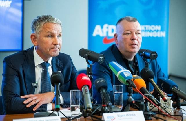 THÜRINGER LANDTAG - BJÖRN HÖCKE (AFD) UND STEFAN WEBER, PRIVATDOZENT AN DER UNIVERSITÄT WIEN, STELLEN PLAGIATSGUTACHTEN ZUR DOKTORARBEIT VON MINISTERPRÄSIDENT MARIO VOIGT VOR ** NUR FÜR REDAKTIONELLE ZWECKE ** EDITORIAL USE ONLY **<p>20 05 2026-Erfurt: Björn Höcke (AfD), links, Fraktionsvorsitzender AfD im Thüringer Landtag und Stefan Weber, Privatdozent an der Universität Wien, stellen in einer Pressekonferenz am 20. Mai 2026 ein Plagiatsgutachten zur Doktorarbeit von Ministerpräsident Mario Voigt (CDU) vor. ( Deutschland Thueringen Erfurt Copyright: SaschaxFromm *** THURINGIAN STATE PARLIAMENT BJÖRN HÖCKE AFD AND STEFAN WEBER, PRIVATE DOCTOR AT THE UNIVERSITY OF VIENNA, PRESENT PLAGIATIVE STUDY ON MINISTER-PRESIDENT MARIO V Copyright: SaschaxFromm doc85xh1qm53u912ecapfz1 ,EDITORIAL USE ONLY