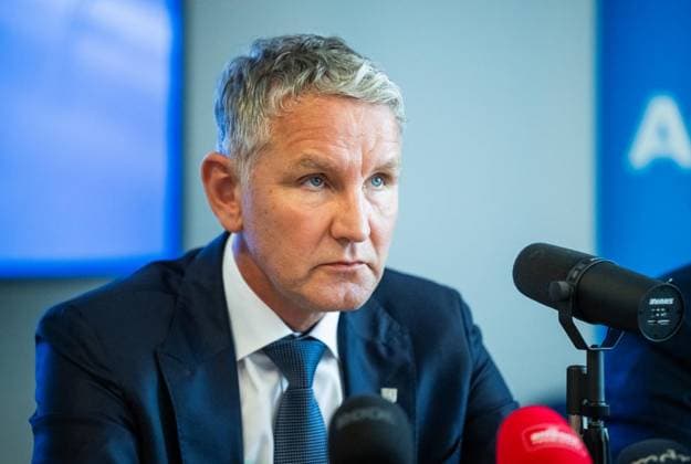 THÜRINGER LANDTAG - BJÖRN HÖCKE (AFD) UND STEFAN WEBER, PRIVATDOZENT AN DER UNIVERSITÄT WIEN, STELLEN PLAGIATSGUTACHTEN ZUR DOKTORARBEIT VON MINISTERPRÄSIDENT MARIO VOIGT VOR ** NUR FÜR REDAKTIONELLE ZWECKE ** EDITORIAL USE ONLY **<p>20 05 2026-Erfurt: Björn Höcke (AfD), Fraktionsvorsitzender AfD im Thüringer Landtag und Stefan Weber, Privatdozent an der Universität Wien, stellen in einer Pressekonferenz am 20. Mai 2026 ein Plagiatsgutachten zur Doktorarbeit von Ministerpräsident Mario Voigt (CDU) vor. ( Deutschland Thueringen Erfurt Copyright: SaschaxFromm *** THURINGIAN STATE PARLIAMENT BJÖRN HÖCKE AFD AND STEFAN WEBER, PRIVATE DOCTOR AT THE UNIVERSITY OF VIENNA, PRESENT PLAGIATIVE STUDY ON MINISTER-PRESIDENT MARIO VOIGTS DO Copyright: SaschaxFromm doc85xh1shpe1z36ka0g48 ,EDITORIAL USE ONLY