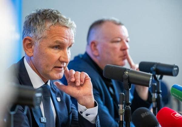 THÜRINGER LANDTAG - BJÖRN HÖCKE (AFD) UND STEFAN WEBER, PRIVATDOZENT AN DER UNIVERSITÄT WIEN, STELLEN PLAGIATSGUTACHTEN ZUR DOKTORARBEIT VON MINISTERPRÄSIDENT MARIO VOIGT VOR ** NUR FÜR REDAKTIONELLE ZWECKE ** EDITORIAL USE ONLY **<p>20 05 2026-Erfurt: Björn Höcke (AfD), links, Fraktionsvorsitzender AfD im Thüringer Landtag und Stefan Weber, Privatdozent an der Universität Wien, stellen in einer Pressekonferenz am 20. Mai 2026 ein Plagiatsgutachten zur Doktorarbeit von Ministerpräsident Mario Voigt (CDU) vor. ( Deutschland Thueringen Erfurt Copyright: SaschaxFromm *** THURINGIAN STATE PARLIAMENT BJÖRN HÖCKE AFD AND STEFAN WEBER, PRIVATE DOCTOR AT THE UNIVERSITY OF VIENNA, PRESENT PLAGIATIVE STUDY ON MINISTER-PRESIDENT MARIO V Copyright: SaschaxFromm doc85xh2nyfx4913j5x1xrw ,EDITORIAL USE ONLY