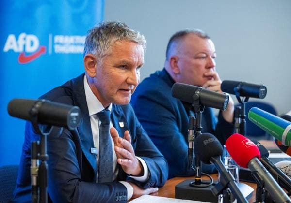 THÜRINGER LANDTAG - BJÖRN HÖCKE (AFD) UND STEFAN WEBER, PRIVATDOZENT AN DER UNIVERSITÄT WIEN, STELLEN PLAGIATSGUTACHTEN ZUR DOKTORARBEIT VON MINISTERPRÄSIDENT MARIO VOIGT VOR ** NUR FÜR REDAKTIONELLE ZWECKE ** EDITORIAL USE ONLY **<p>20 05 2026-Erfurt: Björn Höcke (AfD), links, Fraktionsvorsitzender AfD im Thüringer Landtag und Stefan Weber, Privatdozent an der Universität Wien, stellen in einer Pressekonferenz am 20. Mai 2026 ein Plagiatsgutachten zur Doktorarbeit von Ministerpräsident Mario Voigt (CDU) vor. ( Deutschland Thueringen Erfurt Copyright: SaschaxFromm *** THURINGIAN STATE PARLIAMENT BJÖRN HÖCKE AFD AND STEFAN WEBER, PRIVATE DOCTOR AT THE UNIVERSITY OF VIENNA, PRESENT PLAGIATIVE STUDY ON MINISTER-PRESIDENT MARIO V Copyright: SaschaxFromm doc85xh2q7gxlku9hsk8rj ,EDITORIAL USE ONLY