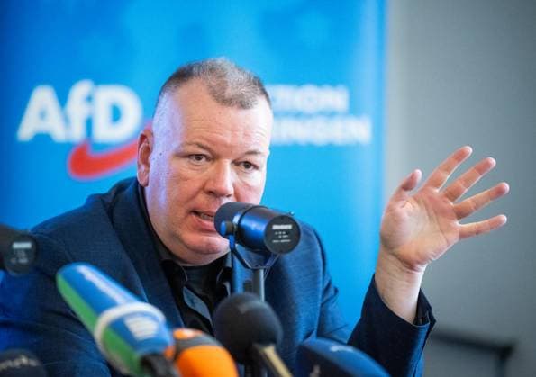 THÜRINGER LANDTAG - BJÖRN HÖCKE (AFD) UND STEFAN WEBER, PRIVATDOZENT AN DER UNIVERSITÄT WIEN, STELLEN PLAGIATSGUTACHTEN ZUR DOKTORARBEIT VON MINISTERPRÄSIDENT MARIO VOIGT VOR ** NUR FÜR REDAKTIONELLE ZWECKE ** EDITORIAL USE ONLY **<p>20 05 2026-Erfurt: Björn Höcke (AfD), Fraktionsvorsitzender AfD im Thüringer Landtag und Stefan Weber, (im Foto) Privatdozent an der Universität Wien, stellen in einer Pressekonferenz am 20. Mai 2026 ein Plagiatsgutachten zur Doktorarbeit von Ministerpräsident Mario Voigt (CDU) vor. ( Deutschland Thueringen Erfurt Copyright: SaschaxFromm *** THURINGIAN STATE PARLIAMENT BJÖRN HÖCKE AFD AND STEFAN WEBER, PRIVATE DOCTOR AT THE UNIVERSITY OF VIENNA, PRESENT PLAGIATIVE STUDY ON MINISTER PRESIDENT MARIO Copyright: SaschaxFromm doc85xh2rx75q1wlynfuqs ,EDITORIAL USE ONLY
