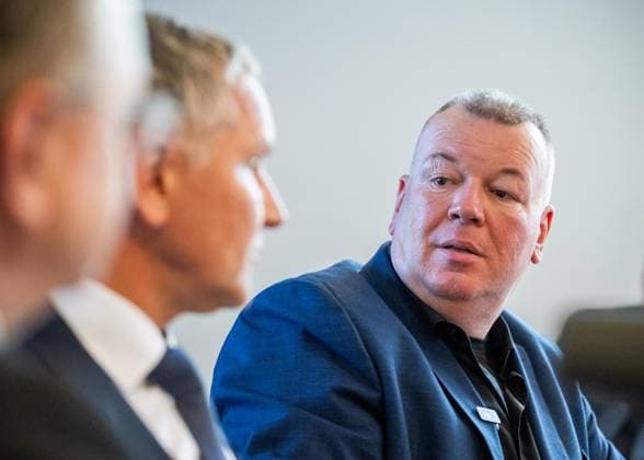 THÜRINGER LANDTAG - BJÖRN HÖCKE (AFD) UND STEFAN WEBER, PRIVATDOZENT AN DER UNIVERSITÄT WIEN, STELLEN PLAGIATSGUTACHTEN ZUR DOKTORARBEIT VON MINISTERPRÄSIDENT MARIO VOIGT VOR ** NUR FÜR REDAKTIONELLE ZWECKE ** EDITORIAL USE ONLY **<p>20 05 2026-Erfurt: Björn Höcke (AfD), links, Fraktionsvorsitzender AfD im Thüringer Landtag und Stefan Weber, Privatdozent an der Universität Wien, stellen in einer Pressekonferenz am 20. Mai 2026 ein Plagiatsgutachten zur Doktorarbeit von Ministerpräsident Mario Voigt (CDU) vor. ( Deutschland Thueringen Erfurt Copyright: SaschaxFromm *** THURINGIAN STATE PARLIAMENT BJÖRN HÖCKE AFD AND STEFAN WEBER, PRIVATE DOCTOR AT THE UNIVERSITY OF VIENNA, PRESENT PLAGIATIVE STUDY ON MINISTER-PRESIDENT MARIO V Copyright: SaschaxFromm doc85xh3lx8u011ai0zvex ,EDITORIAL USE ONLY