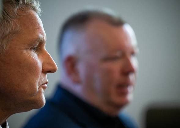 THÜRINGER LANDTAG - BJÖRN HÖCKE (AFD) UND STEFAN WEBER, PRIVATDOZENT AN DER UNIVERSITÄT WIEN, STELLEN PLAGIATSGUTACHTEN ZUR DOKTORARBEIT VON MINISTERPRÄSIDENT MARIO VOIGT VOR ** NUR FÜR REDAKTIONELLE ZWECKE ** EDITORIAL USE ONLY **<p>20 05 2026-Erfurt: Björn Höcke (AfD), links, Fraktionsvorsitzender AfD im Thüringer Landtag und Stefan Weber, Privatdozent an der Universität Wien, stellen in einer Pressekonferenz am 20. Mai 2026 ein Plagiatsgutachten zur Doktorarbeit von Ministerpräsident Mario Voigt (CDU) vor. ( Deutschland Thueringen Erfurt Copyright: SaschaxFromm *** THURINGIAN STATE PARLIAMENT BJÖRN HÖCKE AFD AND STEFAN WEBER, PRIVATE DOCTOR AT THE UNIVERSITY OF VIENNA, PRESENT PLAGIATIVE STUDY ON MINISTER-PRESIDENT MARIO V Copyright: SaschaxFromm doc85xh3nqmuz4shrmaaj8 ,EDITORIAL USE ONLY