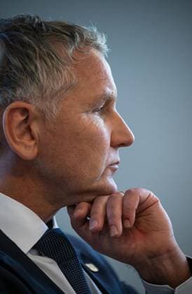 THÜRINGER LANDTAG - BJÖRN HÖCKE (AFD) UND STEFAN WEBER, PRIVATDOZENT AN DER UNIVERSITÄT WIEN, STELLEN PLAGIATSGUTACHTEN ZUR DOKTORARBEIT VON MINISTERPRÄSIDENT MARIO VOIGT VOR ** NUR FÜR REDAKTIONELLE ZWECKE ** EDITORIAL USE ONLY **<p>20 05 2026-Erfurt: Björn Höcke (AfD), Fraktionsvorsitzender AfD im Thüringer Landtag und Stefan Weber, Privatdozent an der Universität Wien, stellen in einer Pressekonferenz am 20. Mai 2026 ein Plagiatsgutachten zur Doktorarbeit von Ministerpräsident Mario Voigt (CDU) vor. ( Deutschland Thueringen Erfurt Copyright: SaschaxFromm *** THURINGIAN STATE PARLIAMENT BJÖRN HÖCKE AFD AND STEFAN WEBER, PRIVATE DOCTOR AT THE UNIVERSITY OF VIENNA, PRESENT PLAGIATIVE STUDY ON MINISTER-PRESIDENT MARIO VOIGTS DO Copyright: SaschaxFromm doc85xh3p9shl215wve890x ,EDITORIAL USE ONLY