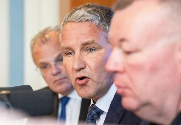 THÜRINGER LANDTAG - BJÖRN HÖCKE (AFD) UND STEFAN WEBER, PRIVATDOZENT AN DER UNIVERSITÄT WIEN, STELLEN PLAGIATSGUTACHTEN ZUR DOKTORARBEIT VON MINISTERPRÄSIDENT MARIO VOIGT VOR ** NUR FÜR REDAKTIONELLE ZWECKE ** EDITORIAL USE ONLY **<p>20 05 2026-Erfurt: Björn Höcke (AfD), links, Fraktionsvorsitzender AfD im Thüringer Landtag und Stefan Weber, Privatdozent an der Universität Wien, stellen in einer Pressekonferenz am 20. Mai 2026 ein Plagiatsgutachten zur Doktorarbeit von Ministerpräsident Mario Voigt (CDU) vor. ( Deutschland Thueringen Erfurt Copyright: SaschaxFromm *** THURINGIAN STATE PARLIAMENT BJÖRN HÖCKE AFD AND STEFAN WEBER, PRIVATE DOCTOR AT THE UNIVERSITY OF VIENNA, PRESENT PLAGIATIVE STUDY ON MINISTER-PRESIDENT MARIO V Copyright: SaschaxFromm doc85xh4hkh8hi5r838x2e ,EDITORIAL USE ONLY