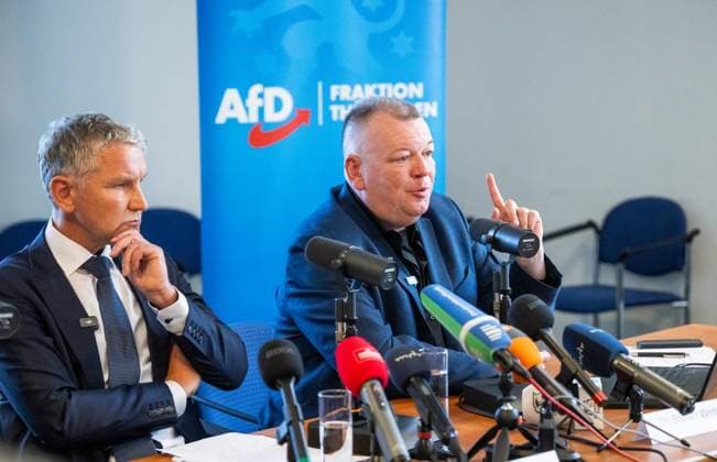 THÜRINGER LANDTAG - BJÖRN HÖCKE (AFD) UND STEFAN WEBER, PRIVATDOZENT AN DER UNIVERSITÄT WIEN, STELLEN PLAGIATSGUTACHTEN ZUR DOKTORARBEIT VON MINISTERPRÄSIDENT MARIO VOIGT VOR ** NUR FÜR REDAKTIONELLE ZWECKE ** EDITORIAL USE ONLY **<p>20 05 2026-Erfurt: Björn Höcke (AfD), links, Fraktionsvorsitzender AfD im Thüringer Landtag und Stefan Weber, Privatdozent an der Universität Wien, stellen in einer Pressekonferenz am 20. Mai 2026 ein Plagiatsgutachten zur Doktorarbeit von Ministerpräsident Mario Voigt (CDU) vor. ( Deutschland Thueringen Erfurt Copyright: SaschaxFromm *** THURINGIAN STATE PARLIAMENT BJÖRN HÖCKE AFD AND STEFAN WEBER, PRIVATE DOCTOR AT THE UNIVERSITY OF VIENNA, PRESENT PLAGIATIVE STUDY ON MINISTER-PRESIDENT MARIO V Copyright: SaschaxFromm doc85xh4jtz5e8tklohaj8 ,EDITORIAL USE ONLY