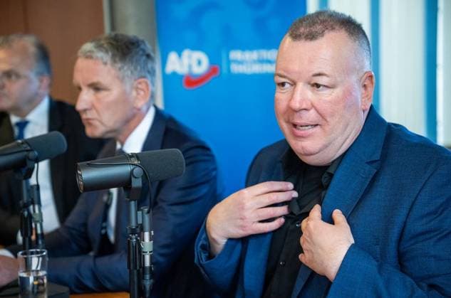 THÜRINGER LANDTAG - BJÖRN HÖCKE (AFD) UND STEFAN WEBER, PRIVATDOZENT AN DER UNIVERSITÄT WIEN, STELLEN PLAGIATSGUTACHTEN ZUR DOKTORARBEIT VON MINISTERPRÄSIDENT MARIO VOIGT VOR ** NUR FÜR REDAKTIONELLE ZWECKE ** EDITORIAL USE ONLY **<p>20 05 2026-Erfurt: Björn Höcke (AfD), links, Fraktionsvorsitzender AfD im Thüringer Landtag und Stefan Weber, Privatdozent an der Universität Wien, stellen in einer Pressekonferenz am 20. Mai 2026 ein Plagiatsgutachten zur Doktorarbeit von Ministerpräsident Mario Voigt (CDU) vor. ( Deutschland Thueringen Erfurt Copyright: SaschaxFromm *** THURINGIAN STATE PARLIAMENT BJÖRN HÖCKE AFD AND STEFAN WEBER, PRIVATE DOCTOR AT THE UNIVERSITY OF VIENNA, PRESENT PLAGIATIVE STUDY ON MINISTER-PRESIDENT MARIO V Copyright: SaschaxFromm doc85xh4ker85jcj1gqg5z ,EDITORIAL USE ONLY