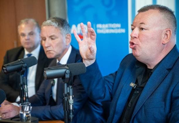 THÜRINGER LANDTAG - BJÖRN HÖCKE (AFD) UND STEFAN WEBER, PRIVATDOZENT AN DER UNIVERSITÄT WIEN, STELLEN PLAGIATSGUTACHTEN ZUR DOKTORARBEIT VON MINISTERPRÄSIDENT MARIO VOIGT VOR ** NUR FÜR REDAKTIONELLE ZWECKE ** EDITORIAL USE ONLY **<p>20 05 2026-Erfurt: Björn Höcke (AfD), links, Fraktionsvorsitzender AfD im Thüringer Landtag und Stefan Weber, Privatdozent an der Universität Wien, stellen in einer Pressekonferenz am 20. Mai 2026 ein Plagiatsgutachten zur Doktorarbeit von Ministerpräsident Mario Voigt (CDU) vor. ( Deutschland Thueringen Erfurt Copyright: SaschaxFromm *** THURINGIAN STATE PARLIAMENT BJÖRN HÖCKE AFD AND STEFAN WEBER, PRIVATE DOCTOR AT THE UNIVERSITY OF VIENNA, PRESENT PLAGIATIVE STUDY ON MINISTER-PRESIDENT MARIO V Copyright: SaschaxFromm doc85xh4maqe10ndvfh8rj ,EDITORIAL USE ONLY