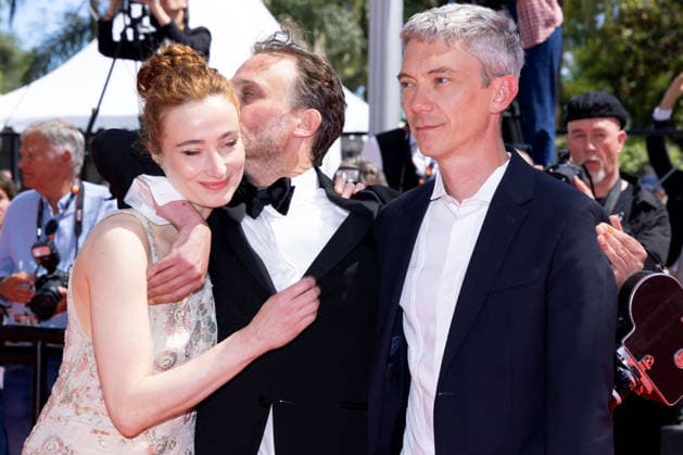 Sandrine Blancke, Emmanuel Marre et Swann Arlaud Montée des marches du film Notre Salut lors du 79ème Festival International du Film de Cannes, le 20 mai 2026 Olivier Borde Bestimage Red carpet for Notre Salut at the 79th Cannes International Film Festival on May 20, 2026 Cannes France  Copyright: xOLIVIERxBORDEx xBESTIMAGExOLIVIERxBORDEx xBESTIMAGEx