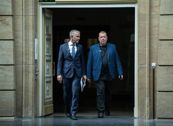 THÜRINGER LANDTAG - BJÖRN HÖCKE (AFD) UND STEFAN WEBER, PRIVATDOZENT AN DER UNIVERSITÄT WIEN, STELLEN PLAGIATSGUTACHTEN ZUR DOKTORARBEIT VON MINISTERPRÄSIDENT MARIO VOIGT VOR ** NUR FÜR REDAKTIONELLE ZWECKE ** EDITORIAL USE ONLY **<p>20 05 2026-Erfurt: Björn Höcke (AfD), links, Fraktionsvorsitzender AfD im Thüringer Landtag und Stefan Weber, Privatdozent an der Universität Wien, stellen in einer Pressekonferenz am 20. Mai 2026 ein Plagiatsgutachten zur Doktorarbeit von Ministerpräsident Mario Voigt (CDU) vor. ( Deutschland Thueringen Erfurt Copyright: SaschaxFromm *** THURINGIAN STATE PARLIAMENT BJÖRN HÖCKE AFD AND STEFAN WEBER, PRIVATE DOCTOR AT THE UNIVERSITY OF VIENNA, PRESENT PLAGIATIVE STUDY ON MINISTER-PRESIDENT MARIO V Copyright: SaschaxFromm doc85xh5dszijav4ep9g51 ,EDITORIAL USE ONLY