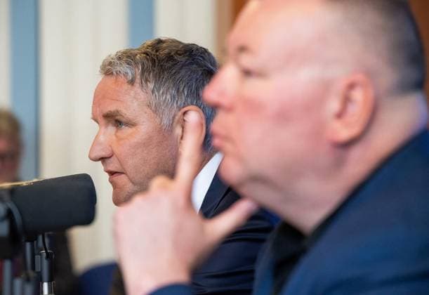 THÜRINGER LANDTAG - BJÖRN HÖCKE (AFD) UND STEFAN WEBER, PRIVATDOZENT AN DER UNIVERSITÄT WIEN, STELLEN PLAGIATSGUTACHTEN ZUR DOKTORARBEIT VON MINISTERPRÄSIDENT MARIO VOIGT VOR ** NUR FÜR REDAKTIONELLE ZWECKE ** EDITORIAL USE ONLY **<p>20 05 2026-Erfurt: Björn Höcke (AfD), links, Fraktionsvorsitzender AfD im Thüringer Landtag und Stefan Weber, Privatdozent an der Universität Wien, stellen in einer Pressekonferenz am 20. Mai 2026 ein Plagiatsgutachten zur Doktorarbeit von Ministerpräsident Mario Voigt (CDU) vor. ( Deutschland Thueringen Erfurt Copyright: SaschaxFromm *** THURINGIAN STATE PARLIAMENT BJÖRN HÖCKE AFD AND STEFAN WEBER, PRIVATE DOCTOR AT THE UNIVERSITY OF VIENNA, PRESENT PLAGIATIVE STUDY ON MINISTER-PRESIDENT MARIO V Copyright: SaschaxFromm doc85xh5ft3t09vgd1dfwl ,EDITORIAL USE ONLY