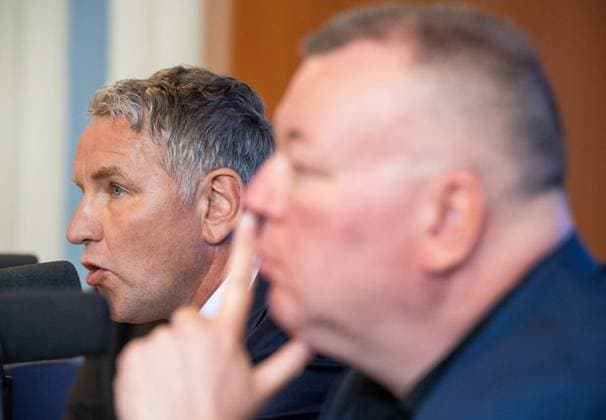 THÜRINGER LANDTAG - BJÖRN HÖCKE (AFD) UND STEFAN WEBER, PRIVATDOZENT AN DER UNIVERSITÄT WIEN, STELLEN PLAGIATSGUTACHTEN ZUR DOKTORARBEIT VON MINISTERPRÄSIDENT MARIO VOIGT VOR ** NUR FÜR REDAKTIONELLE ZWECKE ** EDITORIAL USE ONLY **<p>20 05 2026-Erfurt: Björn Höcke (AfD), links, Fraktionsvorsitzender AfD im Thüringer Landtag und Stefan Weber, Privatdozent an der Universität Wien, stellen in einer Pressekonferenz am 20. Mai 2026 ein Plagiatsgutachten zur Doktorarbeit von Ministerpräsident Mario Voigt (CDU) vor. ( Deutschland Thueringen Erfurt Copyright: SaschaxFromm *** THURINGIAN STATE PARLIAMENT BJÖRN HÖCKE AFD AND STEFAN WEBER, PRIVATE DOCTOR AT THE UNIVERSITY OF VIENNA, PRESENT PLAGIATIVE STUDY ON MINISTER-PRESIDENT MARIO V Copyright: SaschaxFromm doc85xh5g7sm4lj7ym9uqs ,EDITORIAL USE ONLY