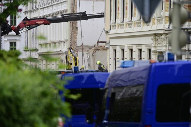 Einsatzkräfte des Technischen Hilfswerk (THW) arbeiten auf dem eingestürzten Wohnhaus in der James-von-Moltke-Strasse in Görlitz. Hier kam es am frühen Abend des 18.5.2026 zu einem Einsturz eines bewohnten Hauses. Aufnahme vom 20.05.2026. Görlitz, 20.05.2026 *** Emergency services of the THW technical relief organization working on the collapsed residential building in James von Moltke Strasse in Görlitz An inhabited house collapsed here in the early evening of 18 5 2026 Photo taken on 20 05 2026 Görlitz, 20 05 2026 Copyright: xMatthiasxWehnertx