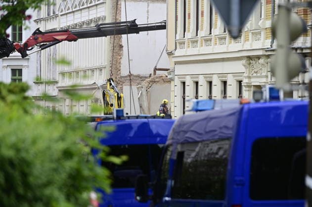 Einsatzkräfte des Technischen Hilfswerk (THW) arbeiten auf dem eingestürzten Wohnhaus in der James-von-Moltke-Strasse in Görlitz. Hier kam es am frühen Abend des 18.5.2026 zu einem Einsturz eines bewohnten Hauses. Aufnahme vom 20.05.2026. Görlitz, 20.05.2026 *** Emergency services of the THW technical relief organization working on the collapsed residential building in James von Moltke Strasse in Görlitz An inhabited house collapsed here in the early evening of 18 5 2026 Photo taken on 20 05 2026 Görlitz, 20 05 2026 Copyright: xMatthiasxWehnertx