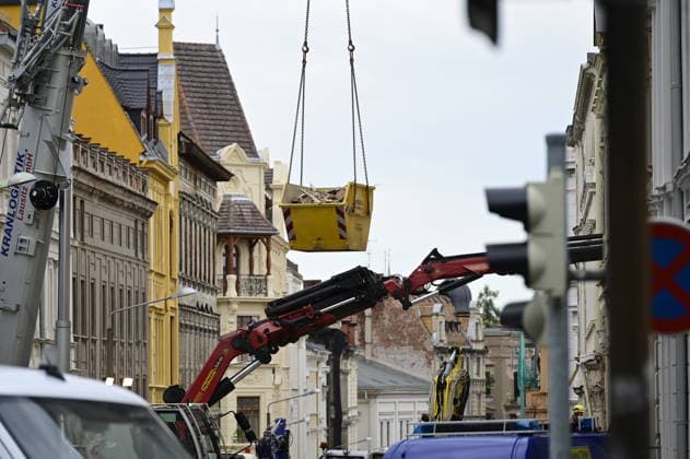 Einsatzkräfte des Technischen Hilfswerk (THW) arbeiten auf dem eingestürzten Wohnhaus in der James-von-Moltke-Strasse in Görlitz. Hier kam es am frühen Abend des 18.5.2026 zu einem Einsturz eines bewohnten Hauses. Aufnahme vom 20.05.2026. Görlitz, 20.05.2026 *** Emergency services of the THW technical relief organization working on the collapsed residential building in James von Moltke Strasse in Görlitz An inhabited house collapsed here in the early evening of 18 5 2026 Photo taken on 20 05 2026 Görlitz, 20 05 2026 Copyright: xMatthiasxWehnertx