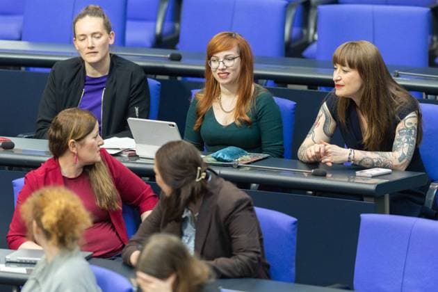 79. Sitzung des Deutschen Bundestages am 20.05.2026 im Plenarsaal des Reichstagsgebäudes in Berlin Janine Wissler ( MdB Die Linke ), links - Heidi Reichinnek ( Fraktionsvorsitzende Die Linke ), rechts *** 79 Session of the German Bundestag on 20 05 2026 in the plenary chamber of the Reichstag building in Berlin Janine Wissler MP Die Linke , left Heidi Reichinnek parliamentary group leader Die Linke , right xJRx