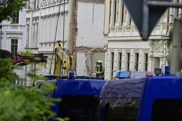 Einsatzkräfte des Technischen Hilfswerk (THW) arbeiten auf dem eingestürzten Wohnhaus in der James-von-Moltke-Strasse in Görlitz. Hier kam es am frühen Abend des 18.5.2026 zu einem Einsturz eines bewohnten Hauses. Aufnahme vom 20.05.2026. Görlitz, 20.05.2026 *** Emergency services of the THW technical relief organization working on the collapsed residential building in James von Moltke Strasse in Görlitz An inhabited house collapsed here in the early evening of 18 5 2026 Photo taken on 20 05 2026 Görlitz, 20 05 2026 Copyright: xMatthiasxWehnertx