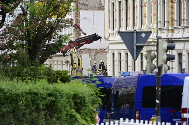 Einsatzkräfte des Technischen Hilfswerk (THW) arbeiten auf dem eingestürzten Wohnhaus in der James-von-Moltke-Strasse in Görlitz. Hier kam es am frühen Abend des 18.5.2026 zu einem Einsturz eines bewohnten Hauses. Aufnahme vom 20.05.2026. Görlitz, 20.05.2026 *** Emergency services of the THW technical relief organization working on the collapsed residential building in James von Moltke Strasse in Görlitz An inhabited house collapsed here in the early evening of 18 5 2026 Photo taken on 20 05 2026 Görlitz, 20 05 2026 Copyright: xMatthiasxWehnertx