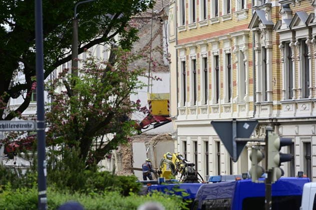 Einsatzkräfte des Technischen Hilfswerk (THW) arbeiten auf dem eingestürzten Wohnhaus in der James-von-Moltke-Strasse in Görlitz. Hier kam es am frühen Abend des 18.5.2026 zu einem Einsturz eines bewohnten Hauses. Aufnahme vom 20.05.2026. Görlitz, 20.05.2026 *** Emergency services of the THW technical relief organization working on the collapsed residential building in James von Moltke Strasse in Görlitz An inhabited house collapsed here in the early evening of 18 5 2026 Photo taken on 20 05 2026 Görlitz, 20 05 2026 Copyright: xMatthiasxWehnertx
