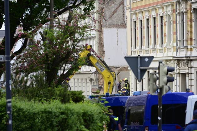 Einsatzkräfte des Technischen Hilfswerk (THW) arbeiten auf dem eingestürzten Wohnhaus in der James-von-Moltke-Strasse in Görlitz. Hier kam es am frühen Abend des 18.5.2026 zu einem Einsturz eines bewohnten Hauses. Aufnahme vom 20.05.2026. Görlitz, 20.05.2026 *** Emergency services of the THW technical relief organization working on the collapsed residential building in James von Moltke Strasse in Görlitz An inhabited house collapsed here in the early evening of 18 5 2026 Photo taken on 20 05 2026 Görlitz, 20 05 2026 Copyright: xMatthiasxWehnertx
