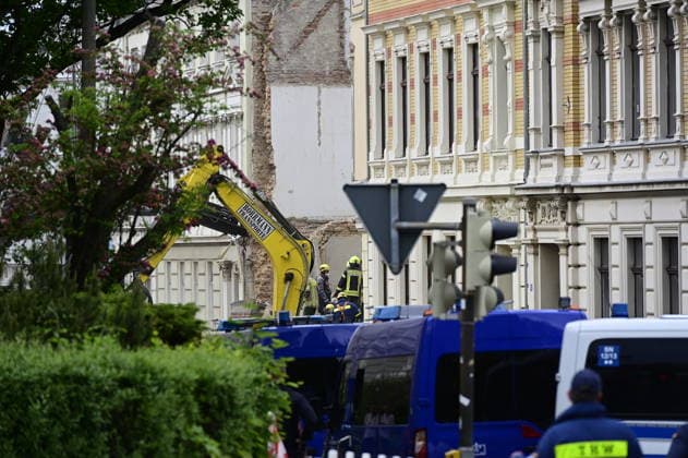 Einsatzkräfte des Technischen Hilfswerk (THW) arbeiten auf dem eingestürzten Wohnhaus in der James-von-Moltke-Strasse in Görlitz. Hier kam es am frühen Abend des 18.5.2026 zu einem Einsturz eines bewohnten Hauses. Aufnahme vom 20.05.2026. Görlitz, 20.05.2026 *** Emergency services of the THW technical relief organization working on the collapsed residential building in James von Moltke Strasse in Görlitz An inhabited house collapsed here in the early evening of 18 5 2026 Photo taken on 20 05 2026 Görlitz, 20 05 2026 Copyright: xMatthiasxWehnertx