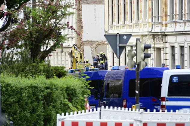 Einsatzkräfte des Technischen Hilfswerk (THW) arbeiten auf dem eingestürzten Wohnhaus in der James-von-Moltke-Strasse in Görlitz. Hier kam es am frühen Abend des 18.5.2026 zu einem Einsturz eines bewohnten Hauses. Aufnahme vom 20.05.2026. Görlitz, 20.05.2026 *** Emergency services of the THW technical relief organization working on the collapsed residential building in James von Moltke Strasse in Görlitz An inhabited house collapsed here in the early evening of 18 5 2026 Photo taken on 20 05 2026 Görlitz, 20 05 2026 Copyright: xMatthiasxWehnertx