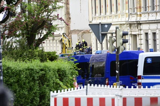 Einsatzkräfte des Technischen Hilfswerk (THW) arbeiten auf dem eingestürzten Wohnhaus in der James-von-Moltke-Strasse in Görlitz. Hier kam es am frühen Abend des 18.5.2026 zu einem Einsturz eines bewohnten Hauses. Aufnahme vom 20.05.2026. Görlitz, 20.05.2026 *** Emergency services of the THW technical relief organization working on the collapsed residential building in James von Moltke Strasse in Görlitz An inhabited house collapsed here in the early evening of 18 5 2026 Photo taken on 20 05 2026 Görlitz, 20 05 2026 Copyright: xMatthiasxWehnertx
