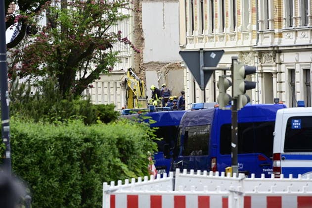 Einsatzkräfte des Technischen Hilfswerk (THW) arbeiten auf dem eingestürzten Wohnhaus in der James-von-Moltke-Strasse in Görlitz. Hier kam es am frühen Abend des 18.5.2026 zu einem Einsturz eines bewohnten Hauses. Aufnahme vom 20.05.2026. Görlitz, 20.05.2026 *** Emergency services of the THW technical relief organization working on the collapsed residential building in James von Moltke Strasse in Görlitz An inhabited house collapsed here in the early evening of 18 5 2026 Photo taken on 20 05 2026 Görlitz, 20 05 2026 Copyright: xMatthiasxWehnertx