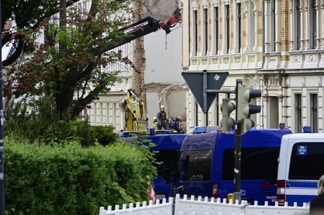 Einsatzkräfte des Technischen Hilfswerk (THW) arbeiten auf dem eingestürzten Wohnhaus in der James-von-Moltke-Strasse in Görlitz. Hier kam es am frühen Abend des 18.5.2026 zu einem Einsturz eines bewohnten Hauses. Aufnahme vom 20.05.2026. Görlitz, 20.05.2026 *** Emergency services of the THW technical relief organization working on the collapsed residential building in James von Moltke Strasse in Görlitz An inhabited house collapsed here in the early evening of 18 5 2026 Photo taken on 20 05 2026 Görlitz, 20 05 2026 Copyright: xMatthiasxWehnertx