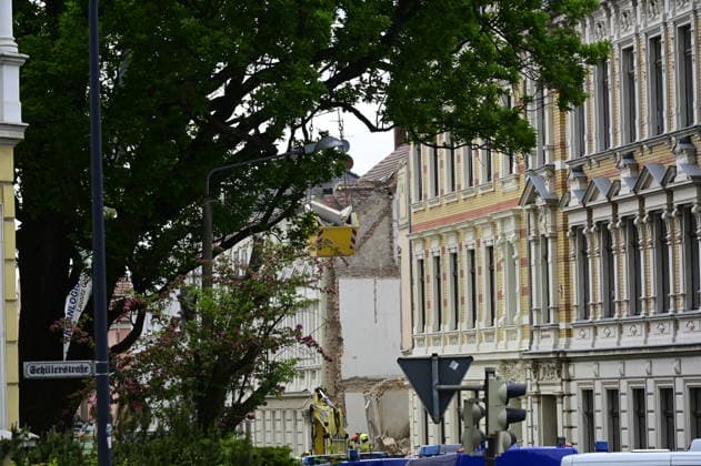 Einsatzkräfte des Technischen Hilfswerk (THW) arbeiten auf dem eingestürzten Wohnhaus in der James-von-Moltke-Strasse in Görlitz. Hier kam es am frühen Abend des 18.5.2026 zu einem Einsturz eines bewohnten Hauses. Aufnahme vom 20.05.2026. Görlitz, 20.05.2026 *** Emergency services of the THW technical relief organization working on the collapsed residential building in James von Moltke Strasse in Görlitz An inhabited house collapsed here in the early evening of 18 5 2026 Photo taken on 20 05 2026 Görlitz, 20 05 2026 Copyright: xMatthiasxWehnertx