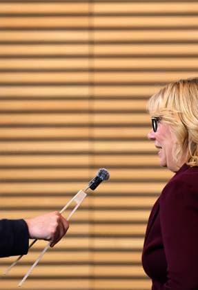 Plenum Thueringer Landtag 20.05.2026, Erfurt, Thueringer Landtag, 43.Plenarsitzung, im Bild: Katja Mitteldorf (Die LINKE) im Interview, das Mikrofon wurde auf einer Grillzange aus Holz befestigt *** Plenum Thueringer Landtag 20 05 2026, Erfurt, Thueringer Landtag, 43 plenary session, in the picture Katja Mitteldorf Die LINKE in an interview, the microphone was attached to wooden barbecue tongs