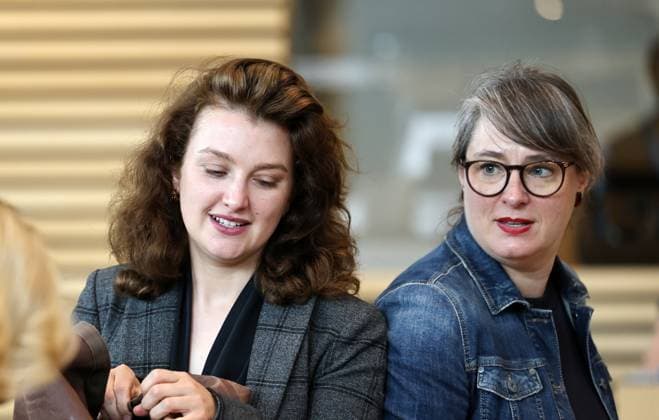 Plenum Thueringer Landtag 20.05.2026, Erfurt, Thueringer Landtag, 43.Plenarsitzung, im Bild: Katja Maurer (Die LINKE) und Ulrike Grosse-Roethig (Die LINKE) *** Plenary session Thuringian state parliament 20 05 2026, Erfurt, Thuringian state parliament, 43 plenary session, in the picture Katja Maurer Die LINKE and Ulrike Grosse Roethig Die LINKE
